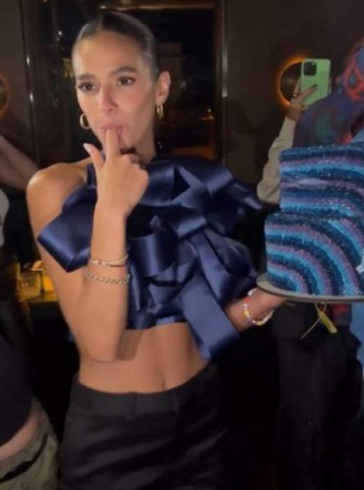 Tudo Azul Bruna Marquezine Aposta Em Looks Em Tons Do Novo Filme