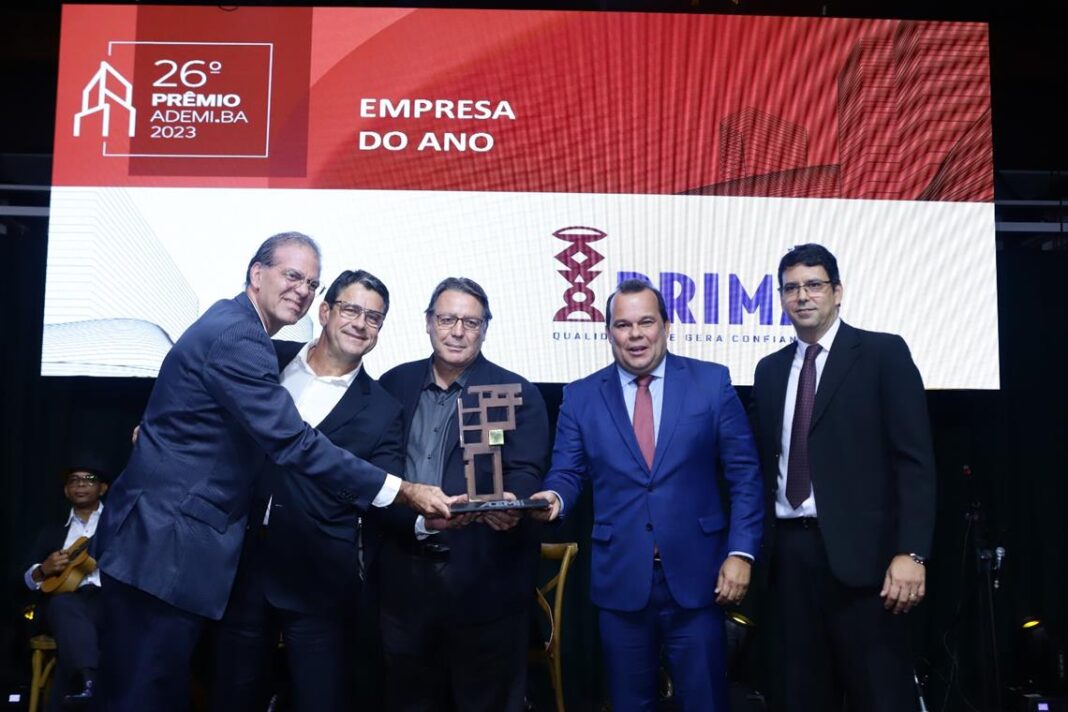 Diretor comercial da Prima Empreendimentos celebra prêmio