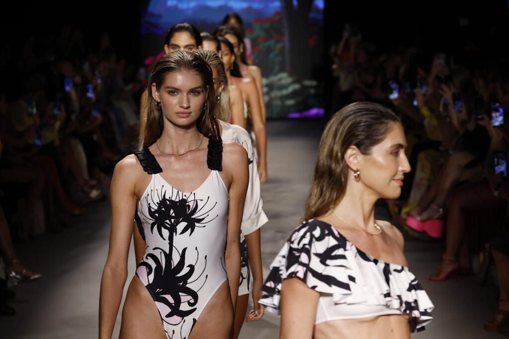 Desfile da estilista brasileira Sinesia Karol é destaque na ...