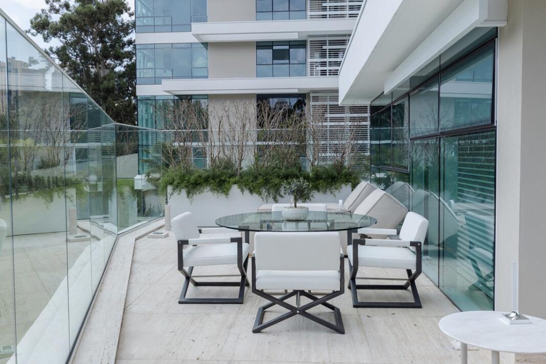 Rodolfo Fontana Arquitetura assina apartamento Garden, em Curitiba, que traduz a experiência de morar em uma casa com as comodidades de um edifício (Copy)