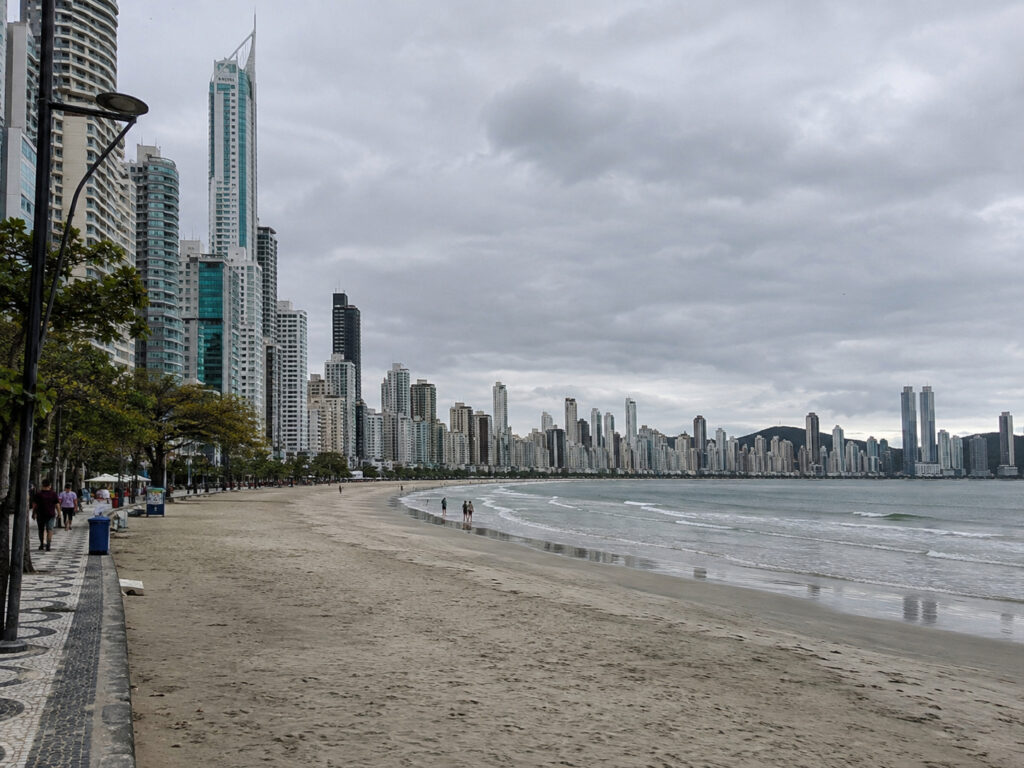 Balneário Camboriú: verticalização e clima litorâneo ampliam desafios com umidade nos imóveis