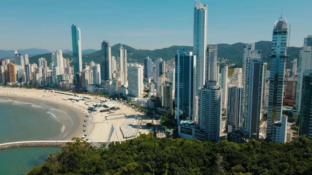 Após arrecadar R$ 135 milhões com outorgas, Balneário Camboriú amplia construção de arranha-céus para os bairros