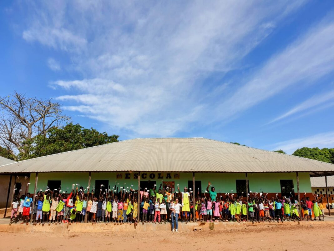 Brasileiro participa de projeto de arquitetura sustentável em comunidade na África