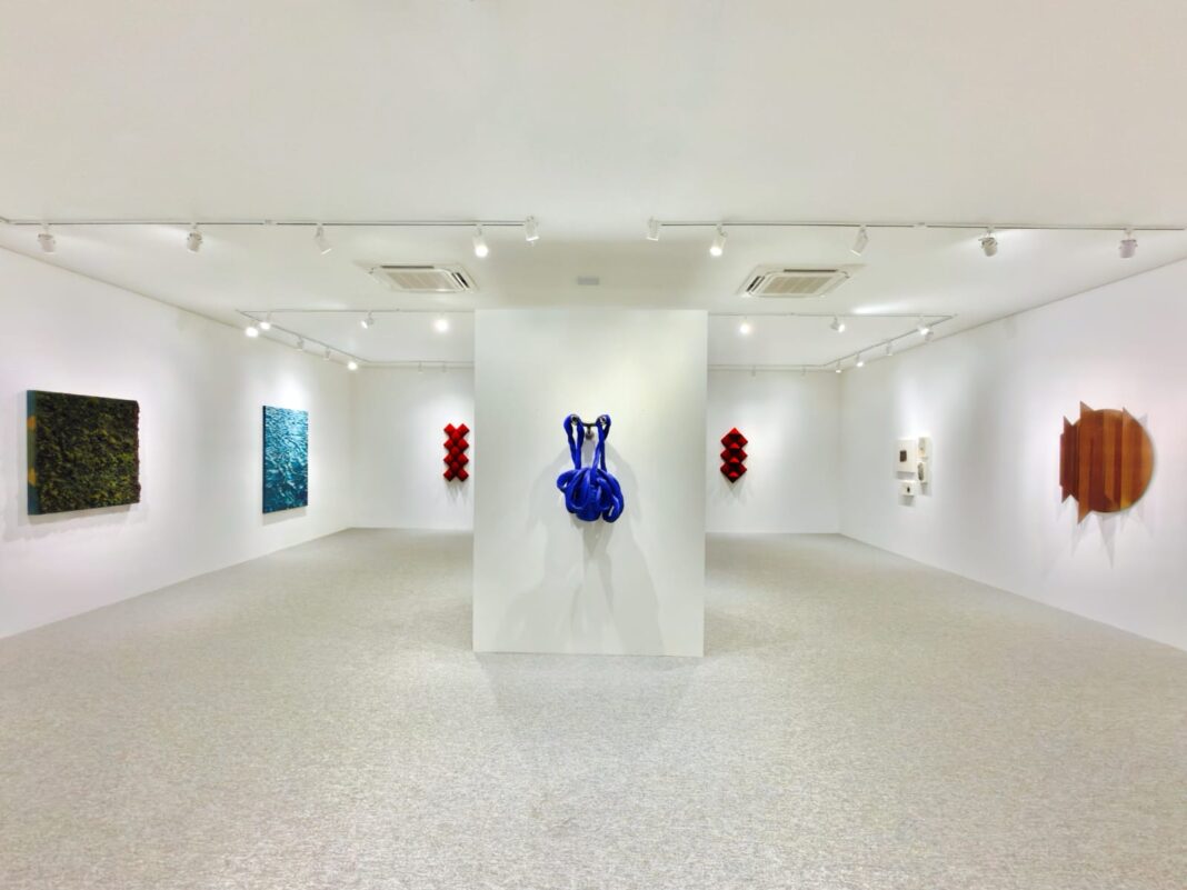 Arquitetos reúnem grandes nomes das artes em exposição no CasaHall, em Balneário Camboriú