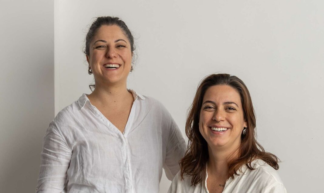 Fundadoras da CAIS Escola de Artes, Kamilla Nunes (E) e Aline Natureza têm a intenção de atrair um público diverso e com experiências distintas em processos artísticos. Foto: Jéssica Pellegrini/ArqVerso)